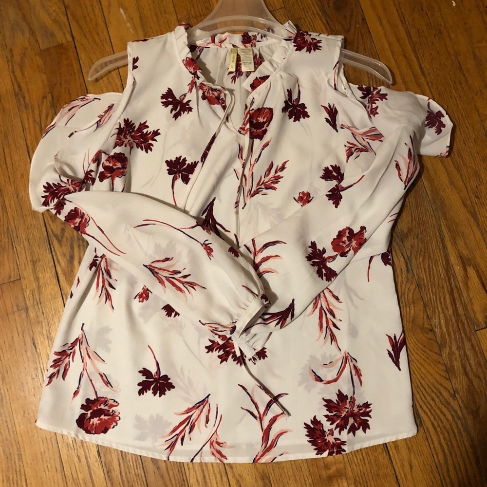 Floral blouse with exposed shoulders